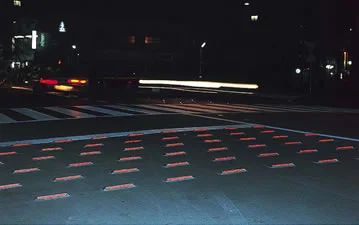 ストップアイ（停止線鋲） KC-32 夜間設置例